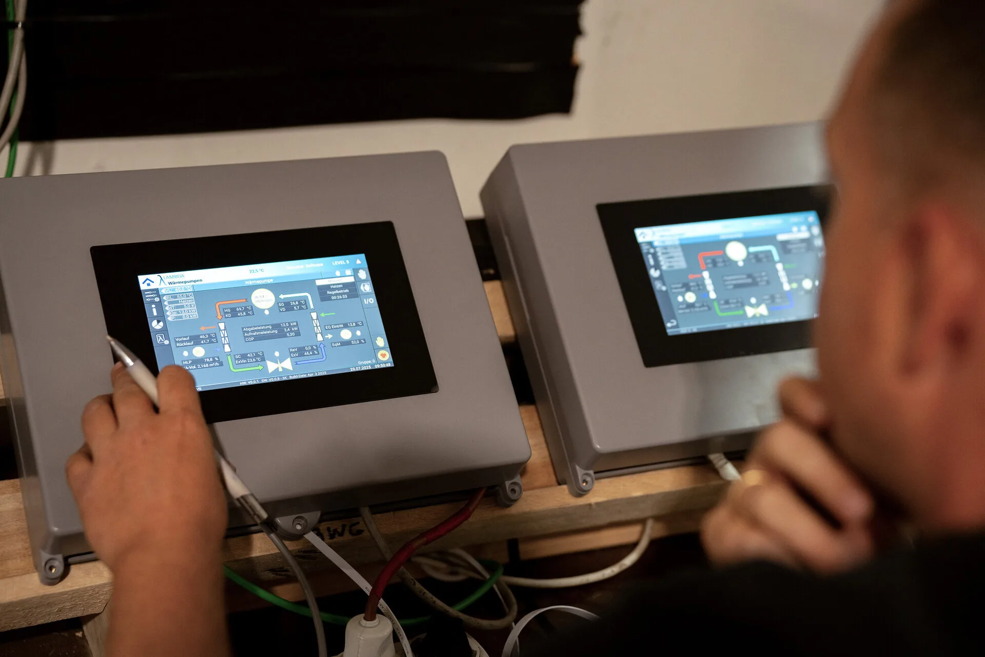 Techniker bei der Einstellung der LAMBDA Regler